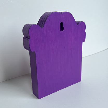 Bright Boo Tombstone Shelf Sitter. Features vibrant colors of purple and orange with a ‘boo’ wood cutout and a little skull. It is free standing, but has a keyhole cutout on the back so can hang on the wall. Halloween decor.